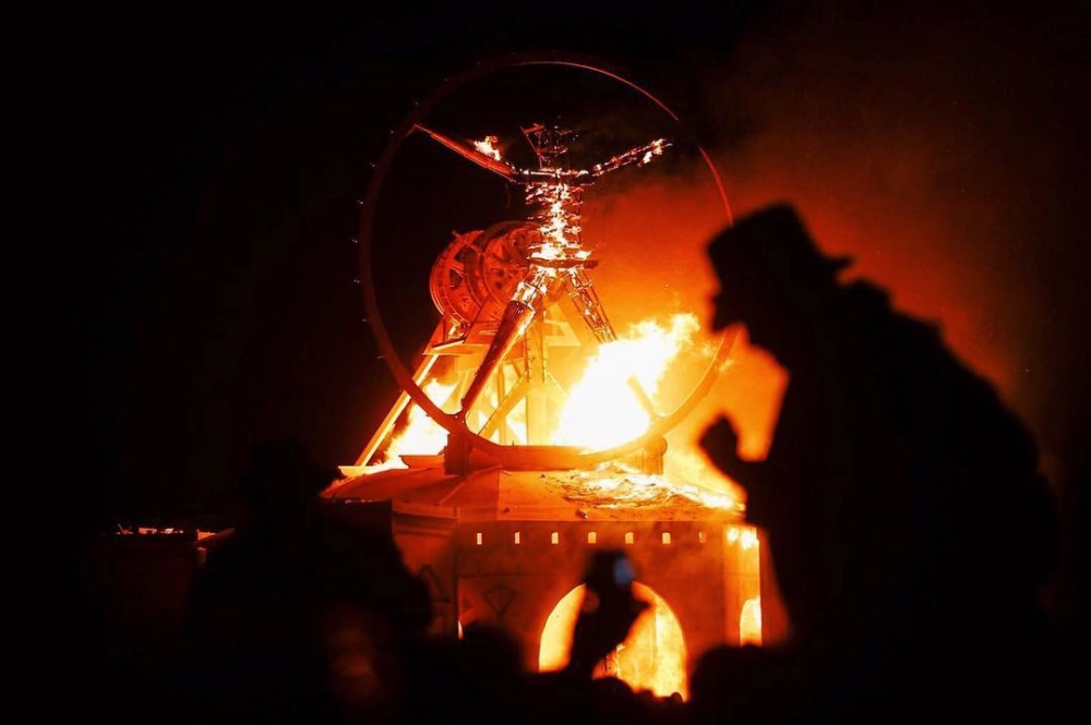 Burning Man - полностью раскрепощенный горящий человек 