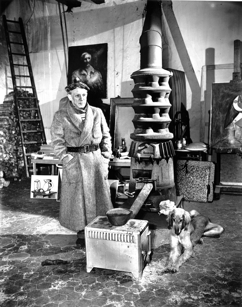 «Для меня существует лишь два типа женщин — богини и тряпки для вытирания ног». Picasso In Paris Studio, 1944. Wood stove and Afghan hound.