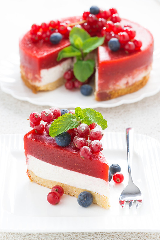 Другая сторона ЗОЖ и сладкая пилюля - торт-чизкейк с клубникой strawberry cheesecake close-up