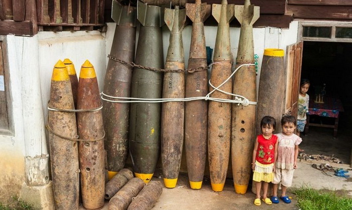 Жители Лаоса мастерят лодки и утварь из неразорвавшихся бомб 