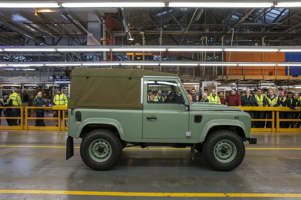 Одним меньше Land Rover Defender Soft Top 2016 3.jpg