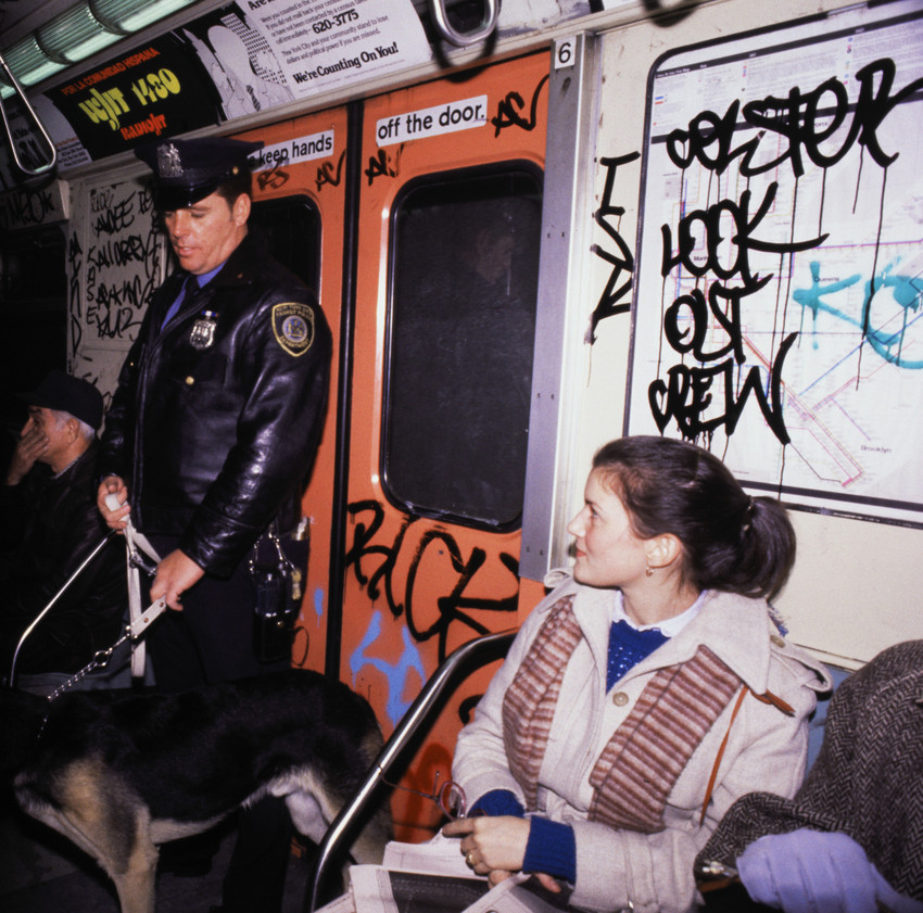 Полицаи - 2. ( 100 фото ) Police Officer with Dog Patrolling Subway in New York Patrouille in der U-Bahn