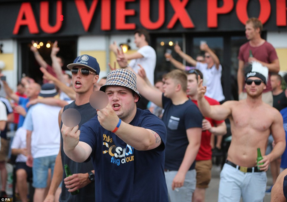 Российские и английские болельщики схлестнулись в Марселе 