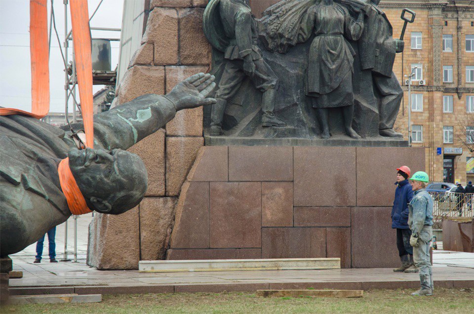 Снос памятника Ленину, Запорожье, 2016 