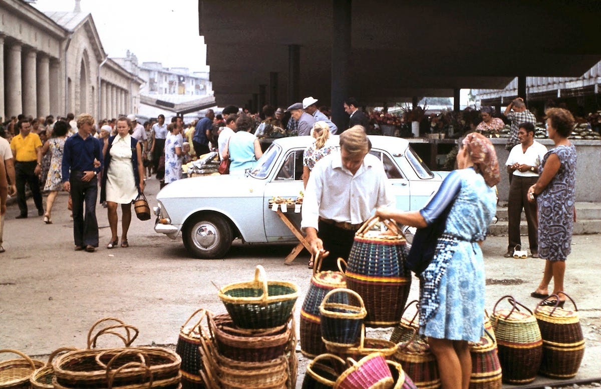 Сочи, 1974 (фотографии Манфреда Шаммера) Potential customers examined some handmade baskets.
