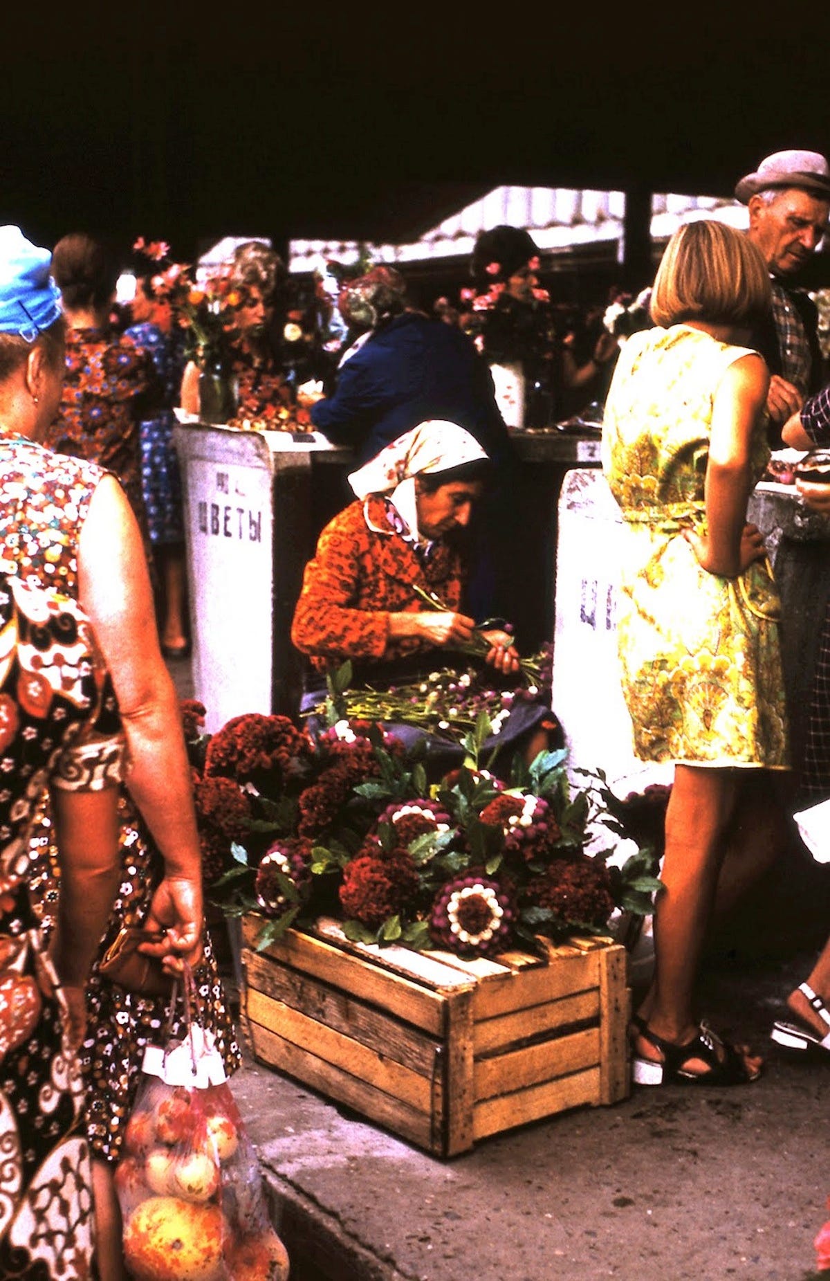 Сочи, 1974 (фотографии Манфреда Шаммера) Women sold flowers in the Central Market, open every morning except Monday. 