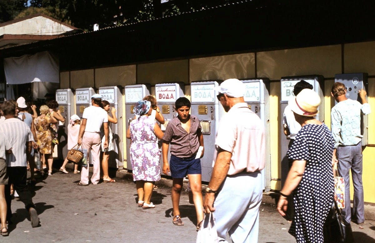 Сочи, 1974 (фотографии Манфреда Шаммера) These machines distributed water to thirsty crowds. 