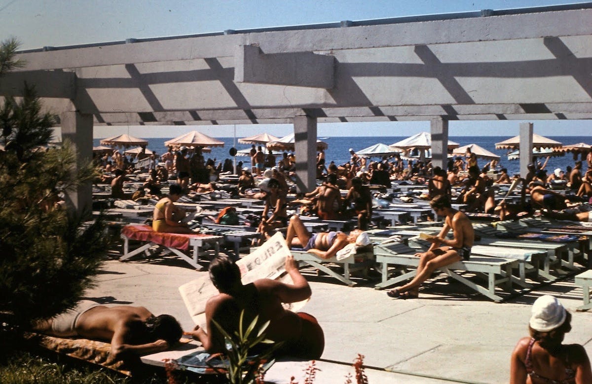 Сочи, 1974 (фотографии Манфреда Шаммера) Deck chairs were set up for catching some rays. 