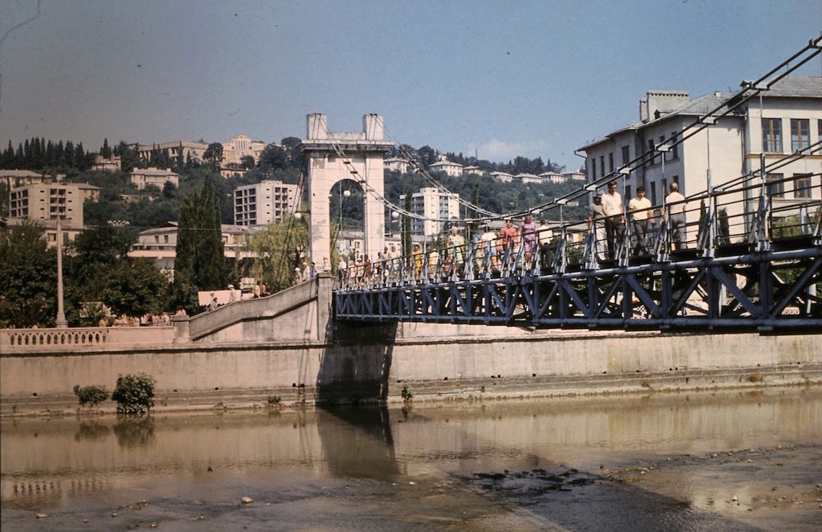 Сочи, 1974 (фотографии Манфреда Шаммера) The bridge leading into town was busy with tourists. 