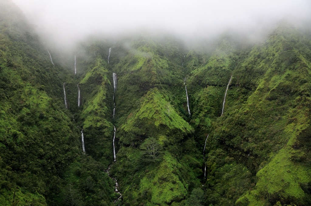 Стена слез: водопад Хонокохау на Гавайях 