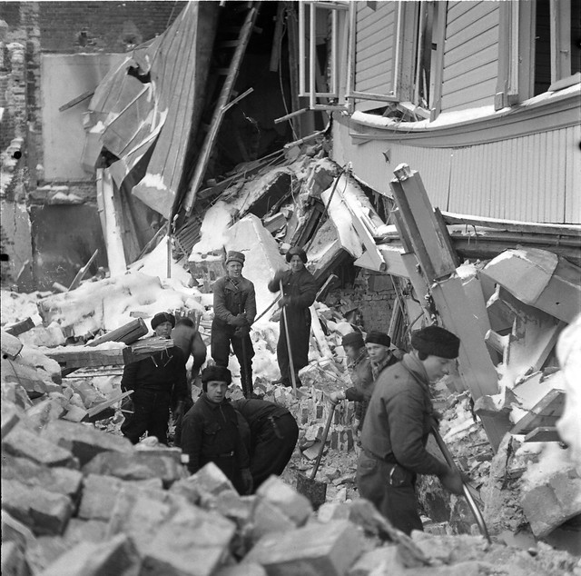 Pommituksen jÃ¤lkeen pelastustÃ¶issÃ¤ 1940.02.05