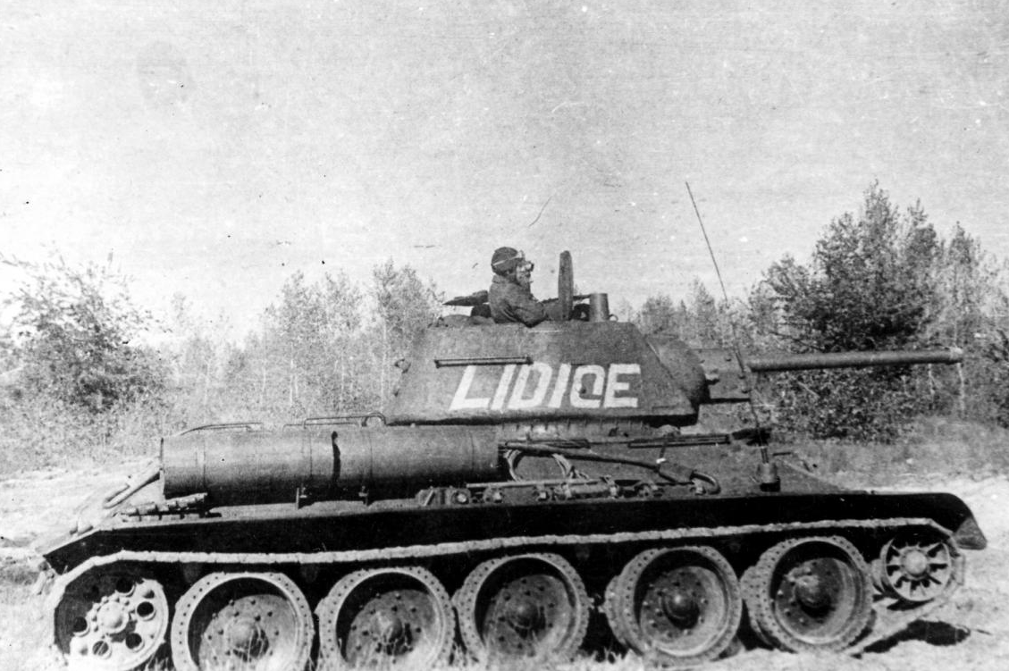 Замочили Гейдриха. ( 24 фото ) Lidice T-34_2.png