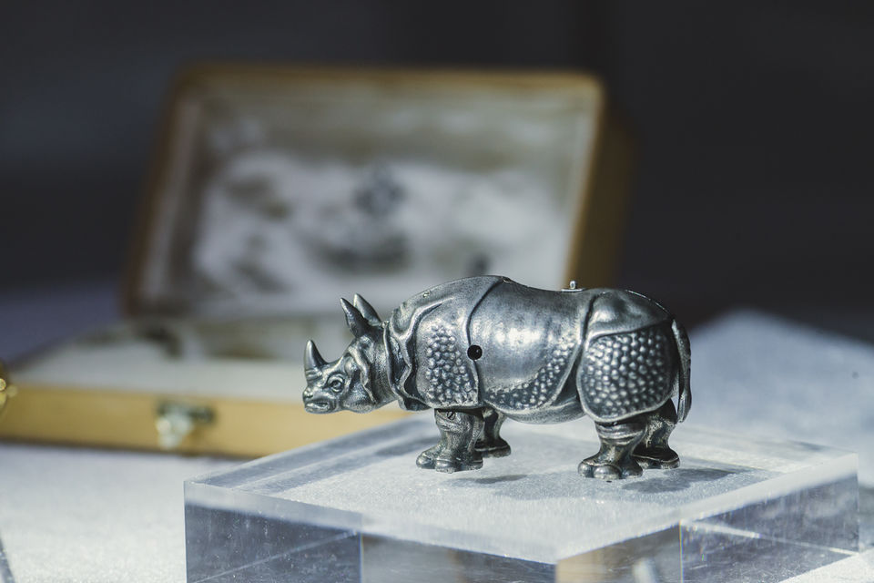 Заводной носорог от Фаберже продан почти за миллион долларов 