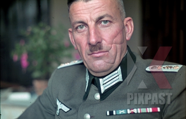  Барбаросса . ( 82 фото ) stock-photo-german-wehrmacht-army-doctor-with-scar-on-his-face-8545.jpg
