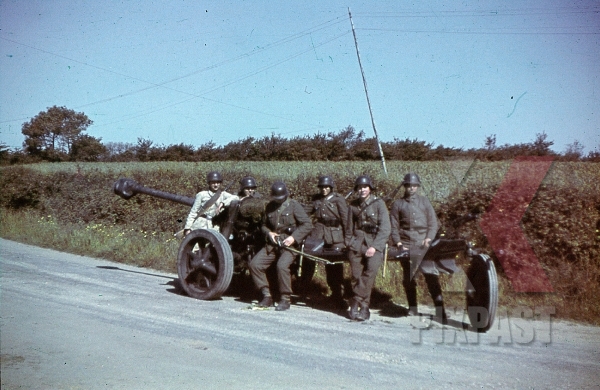  Барбаросса . ( 82 фото ) stock-photo-ww2-color-1941-wehrmacht-artillery-pak-cannon-gun-crew-helmet-summer-19th-panzer-division-9378.jpg