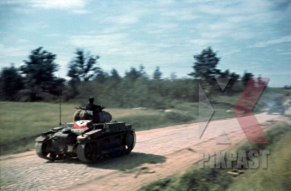  Барбаросса . ( 82 фото ) stock-photo-panzerkampfwagen-pzkpfw-ii-sd-kfz-121-ausf-a1a2a3--number-466-minsk-1941--19th-panzer-division-12263.jpg