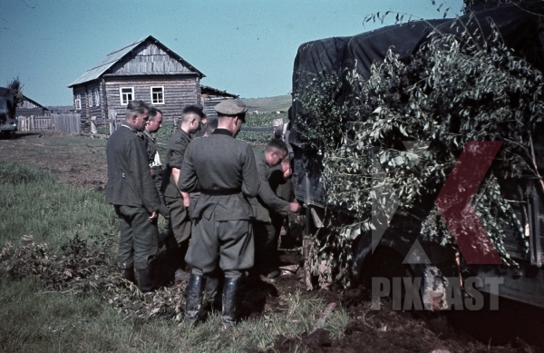  Барбаросса . ( 82 фото ) stock-photo-ww2-color-russia-1941-summer-19th-panzer-division-officers-truck-camo-village-camouflage-9370.jpg