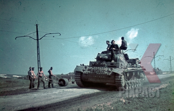  Барбаросса . ( 82 фото ) stock-photo--panzer-mark-3-tank-von-kleist-road-construction-unit-ukraine-operation-barbarossa-9th-panzer-division-1941-7908.jpg