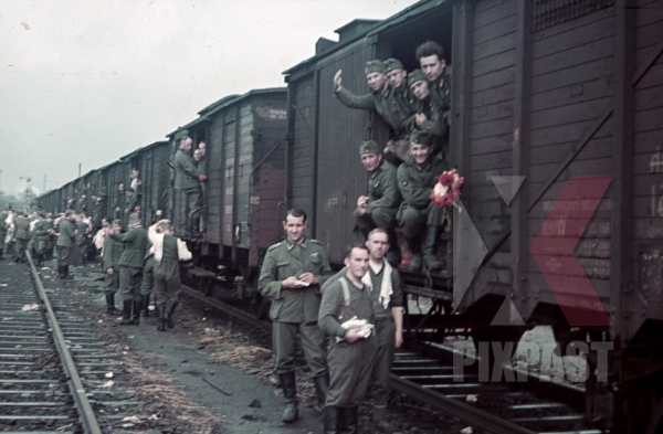  Барбаросса . ( 82 фото ) stock-photo-german-infantry-boarding-train-transport-russian-front-operation-barbarossa-poland-1941-flowers-9777.jpg