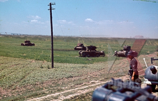  Барбаросса . ( 82 фото ) stock-photo-field-of-captured-russian-t26-panzer-tank-summer-1941-103-schutzen-regiment-14th-panzer-division-russia-8939.jpg