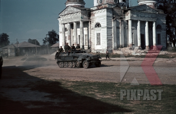  Барбаросса . ( 82 фото ) stock-photo-sdkfz-251-halftrack-dormition-cathedral-in-mglin-august-1941-bryansk-oblast-3rd-panzer-division-12275.jpg