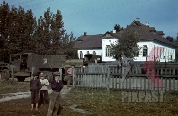  Барбаросса . ( 82 фото ) stock-photo-tokari-ukraine-1941-primary-school-children-playing-beside-german-army-supply-truck-94-infantry-division-12134.jpg