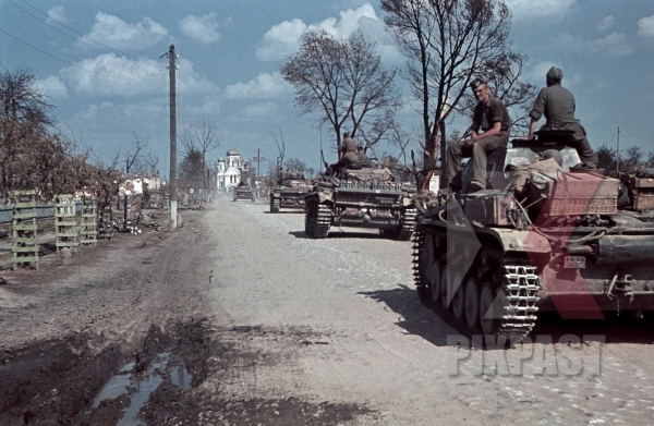  Барбаросса . ( 82 фото ) stock-photo-german-panzer-3-operation-barbarossa-1st-battery-75th-panzer-artillery-reg-3rd-panzer-division-beresina-august-1941-12280.jpg