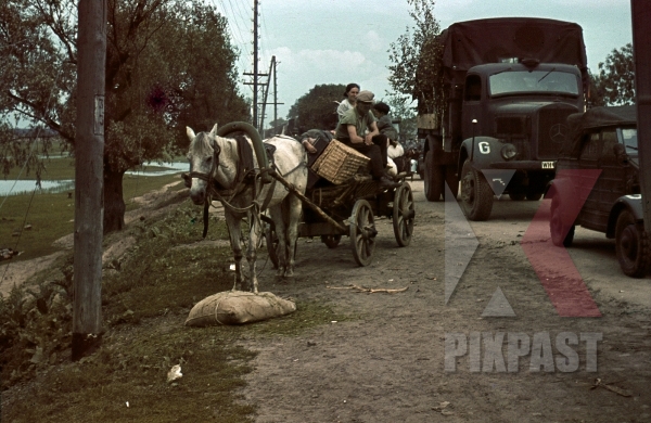  Барбаросса . ( 82 фото ) stock-photo-german-army-convoy-passing-russian-villagers-beresina-august-1941-3rd-panzer-division-12284.jpg