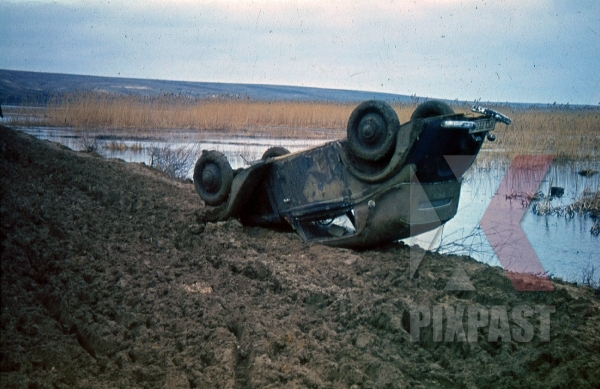  Барбаросса . ( 82 фото ) stock-photo-crashed-wehrmacht-car-in-russian-mud-1942-9274.jpg