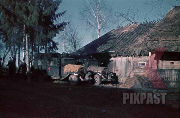  Барбаросса . ( 82 фото ) stock-photo-german-army-red-cross-ambulance-medial-doctors-russian-invasion-operation-barbarossa-1941-summer-russia-village--9812.jpg