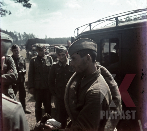  Барбаросса . ( 82 фото ) stock-photo-russian-pow-soldier-captured-by-german-communications-troops-on-the-russian-front-1941-funk-radio-car-11336.jpg