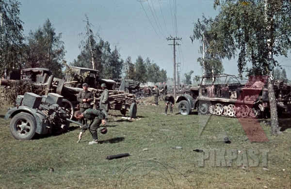  Барбаросса . ( 82 фото ) stock-photo-captured-russian-artillery-cannons-and-destroyed-german-half-track-3rd-panzer-division-beresina-1941-12272.jpg