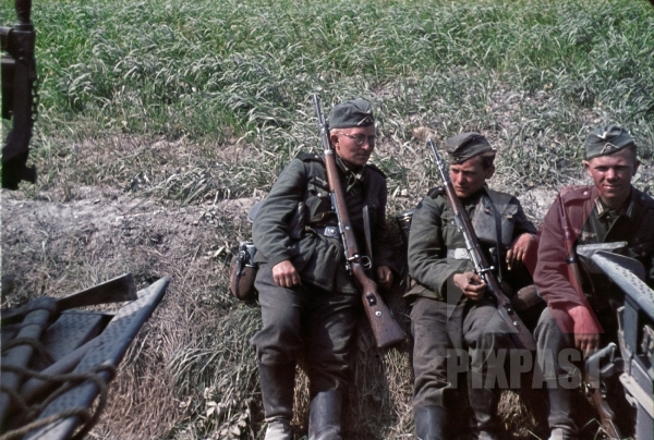  Барбаросса . ( 82 фото ) stock-photo-14th-panzer-division-infantry-resting-beside-road-russia-1941-8884.jpg
