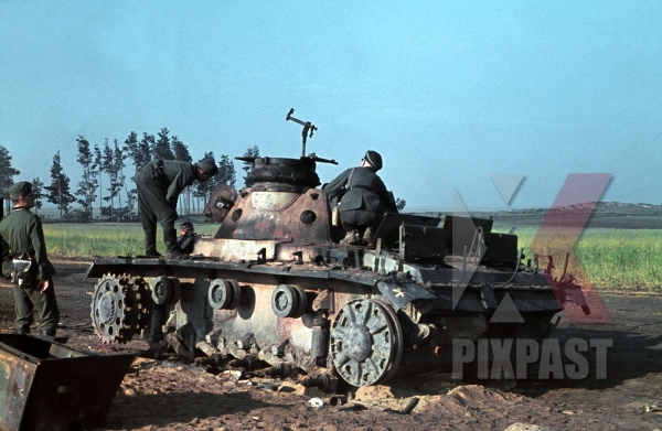  Барбаросса . ( 82 фото ) stock-photo-knocked-out-german-panzer-3-dubno-ukraine-battle-of-brodny-1941-16-panzer-division-12647.jpg