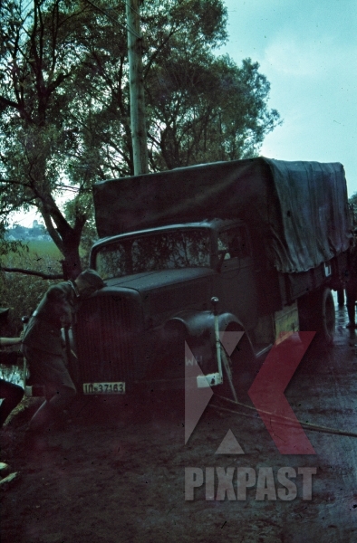  Барбаросса . ( 82 фото ) stock-photo-crashed-red-cross-truck-russia-1942-9498.jpg
