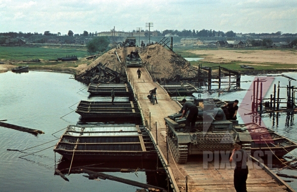 Барбаросса . ( 82 фото ) stock-photo-3rd-panzer-division-panzer-3-tanks-crossing-makeshift-pontoon-war-bridge-beresina-river-august-1941-12285.jpg