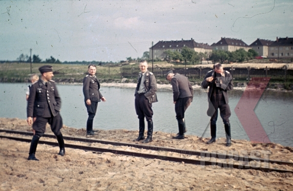  Барбаросса . ( 82 фото ) stock-photo-officer-bindewald-luftwaffe-officers-camera-laughing-joking-train-station-tracks-1941-12320.jpg
