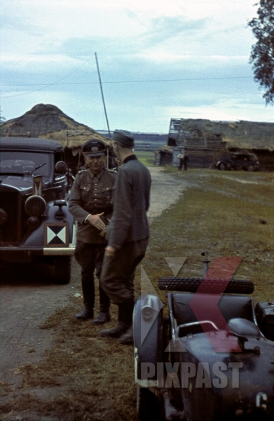  Барбаросса . ( 82 фото ) stock-photo-colonelgeneral-heinz-guderian-with-horch-kfz-21-staff-car-beresina-august-1941-3rd-panzer-division-12274.jpg