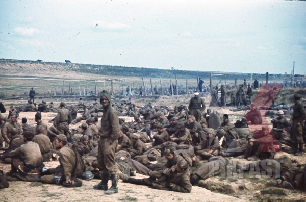  Барбаросса . ( 82 фото ) stock-photo-russian-pow-prisoners-camp-barbarossa-uniform-hungry-summer-19th-panzer-division-heeresgruppe-mittle-1941-9339.jpg
