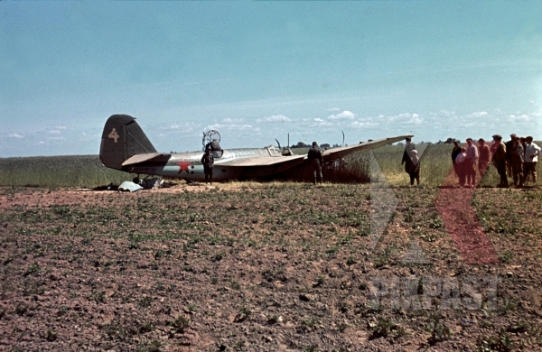  Барбаросса . ( 82 фото ) stock-photo-germans-capturing-crash-landed-russian-ilyushin-il4-bomber-crew-standing-beside-plane-3rd-panzer-division-beresina-1941-12287.jpg