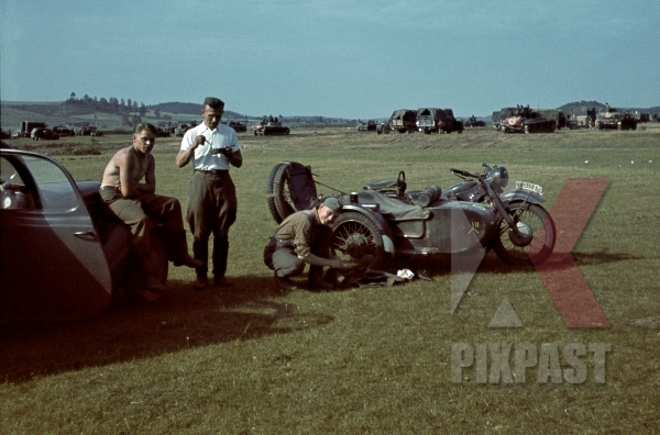  Барбаросса . ( 82 фото ) stock-photo-german-bmw-r75-motorbike-with-sidecar-officers-having-lunch-beside-panzer-park-3rd-panzer-division-beresina-1941-12288.jpg