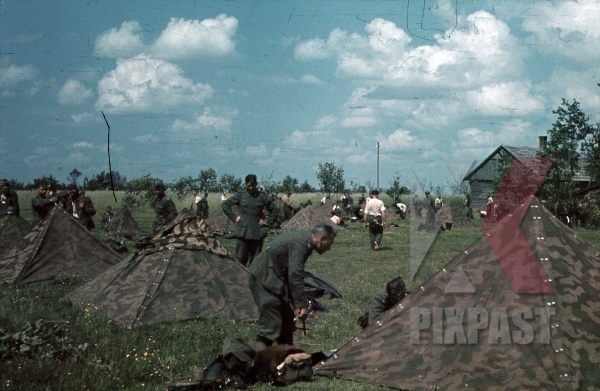  Барбаросса . ( 82 фото ) stock-photo-german-infantry-constructing-army-tents-in-field-russia-1941--207-infantry-division-12354.jpg