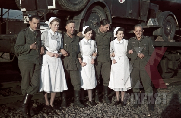  Барбаросса . ( 82 фото ) stock-photo-army-medical-red-cross-ambulance-trucks-loaded-train-wagons-to-russian-front-1941-operation-barbarossa-nurse-doctor-9818.jpg