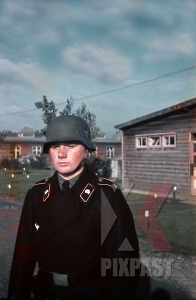  Барбаросса . ( 82 фото ) stock-photo-panzerregiment-33-uniform-helmet-portrait-pzrgtconze-later-becoming-9pzdiv-kaserne-germany-1941-11454.jpg