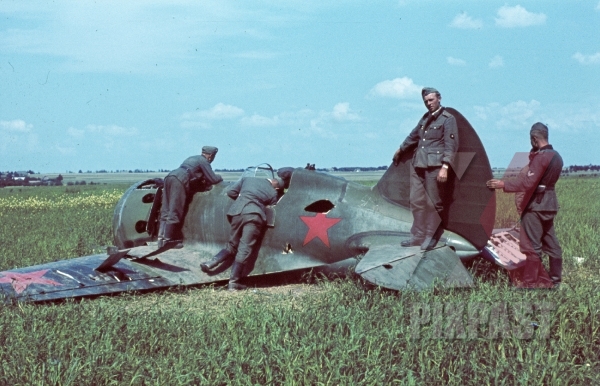  Барбаросса . ( 82 фото ) stock-photo-shot-down-russian-fighter-plane-polikarpov-monoplane-inspected-by-german-infantry-summer-1941-russia-8868.jpg