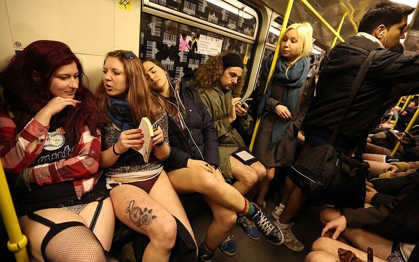 13 ежегодная поездка в метро без штанов в разных городах мира. 