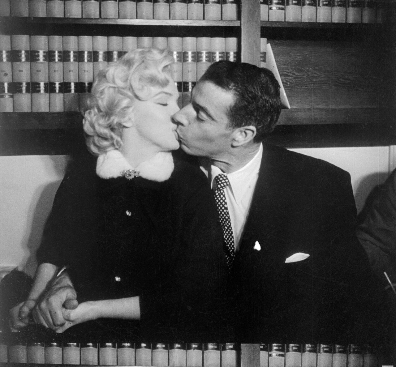 Ах Мерелин Монро Marilyn Monroe Kissing Joe DiMaggio