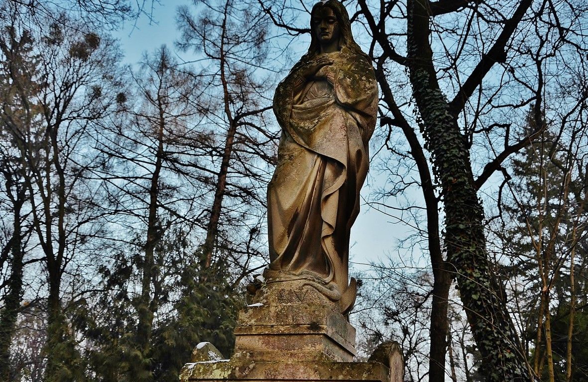 Ангелок над вашей могилой, или ирония судьбы на Лычаковском кладбище во Львове (Украина) 