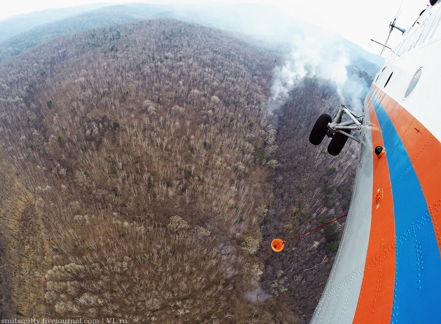 Авиация МЧС борется с лесными пожарами в Приморье 