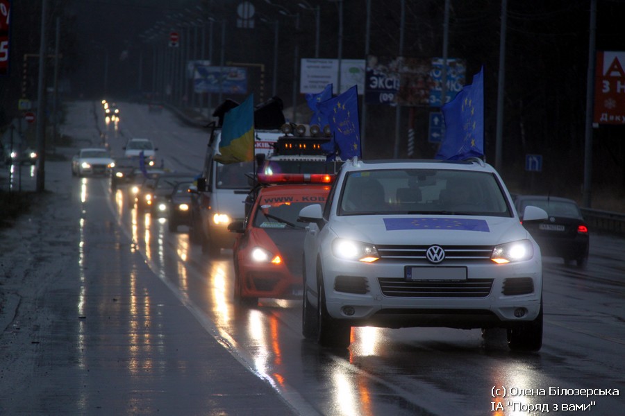 Автомайдан привіз Януковичу повістку, розштовхав камази з піском і зловив тихушника (ФОТО, ВІДЕО) IMG_6742
